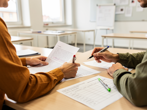Bild zu Erschließung, Übersetzung, Interpretation - Konzeption und Bewertung schriftlicher Arbeiten gemäß Kernlehrplan Latein S I, KI-generiertes Bild
