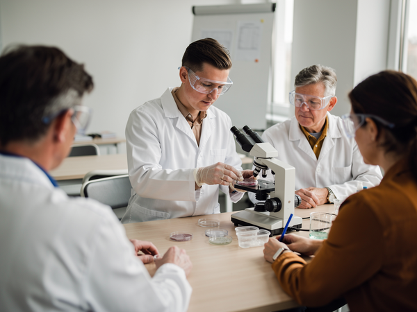Bild zu Mikroben, Gefahrstoffe & Sicherheit – Experimente im Biologieunterricht sicher gestalten - Auffrischung RISU (Modul), KI-generiertes Bild