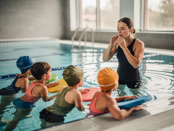 Bild zu Zertifikatskurs - Methodik Didaktik des Anfängerschwimmens, KI-generiertes Bild