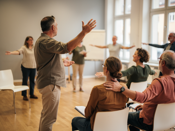 Bild zu Grundkurs Schauspieltraining - Die ersten 8 bis 12 Wochen in einem Theaterliteraturkurs - Einführung, KI-generiertes Bild