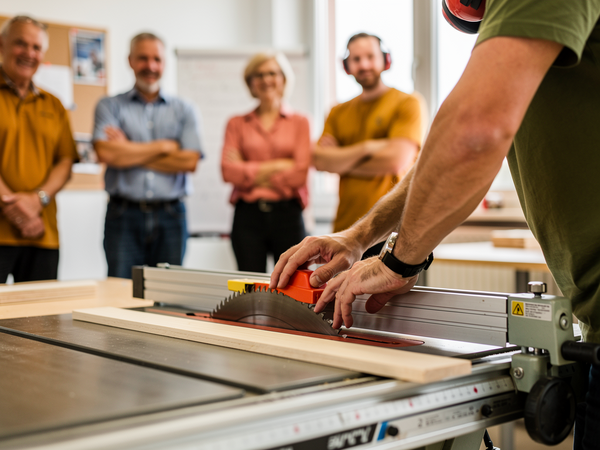 Bild zu Technikunterricht an Förderschulen - ein praxisorientierter Workshop zur Vertiefung des sicherheitsgerechten Umgangs mit Werkzeugen und Maschinen, KI-generiertes Bild