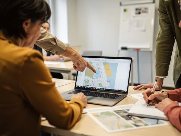 Bild zu Interaktive, digitale Geomedien nutzen und erstellen (GIS, KartenApps), KI-generiertes Bild