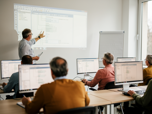 Bild zu Aufbaukurs zur SPS-Programmierung mit SIMATIC S7
und TIA Portal, KI-generiertes Bild