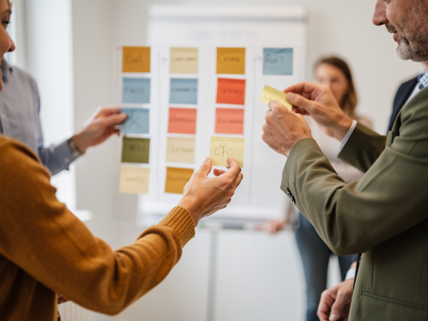 Bild zu Projektkurs-Labor: Agile Arbeitsmethoden und KI-Einsatz in naturwissenschaftlichen Projektkursen (NW, M, IF, TC, SEK II), KI-generiertes Bild